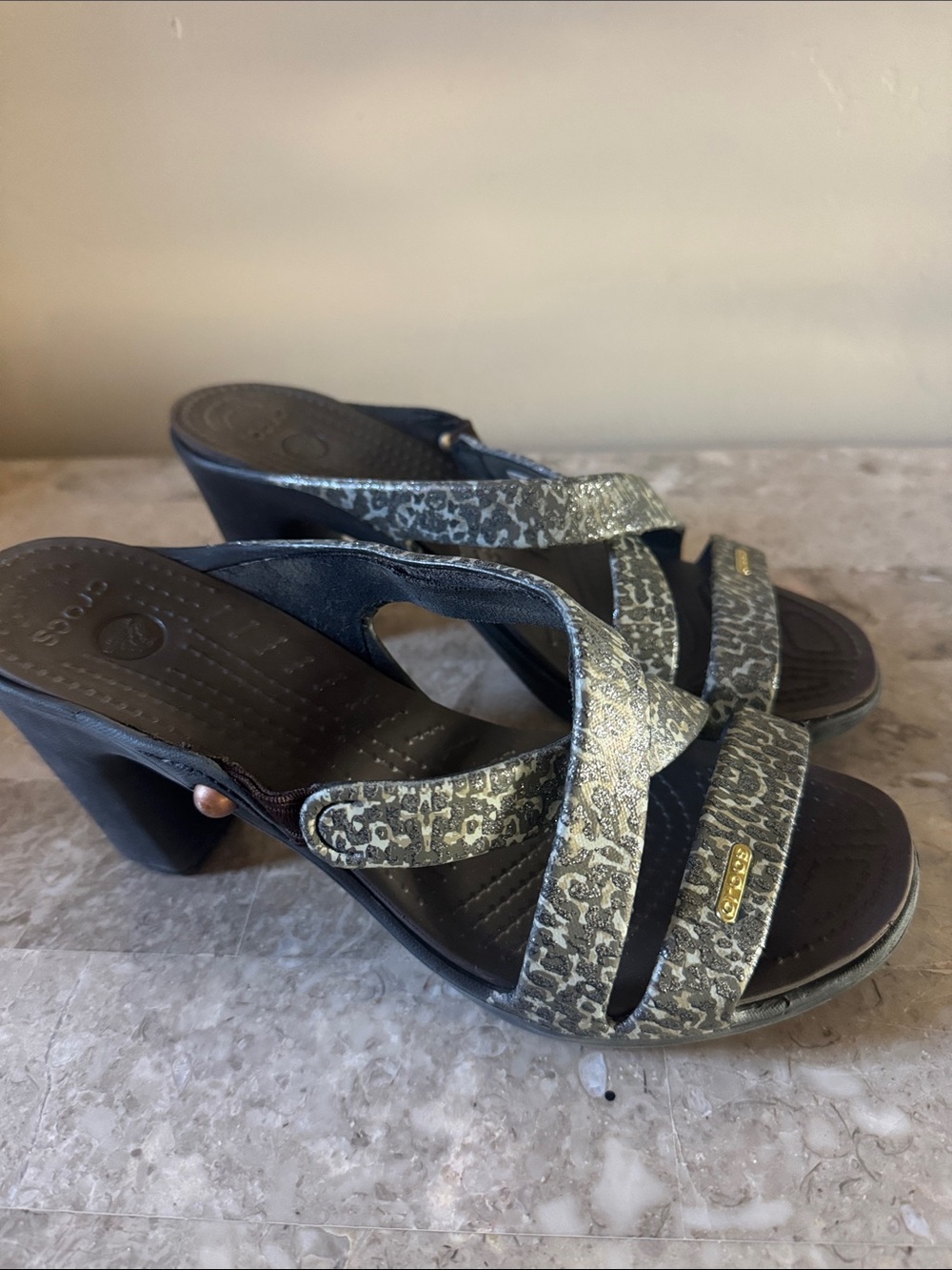 CROCS Women's Metallic Leopard-Print Wedge Sandals - Silver/Black